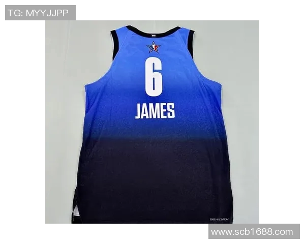 詹姆斯与足球明星互换球衣的趣味时刻引发球迷热议与欢笑